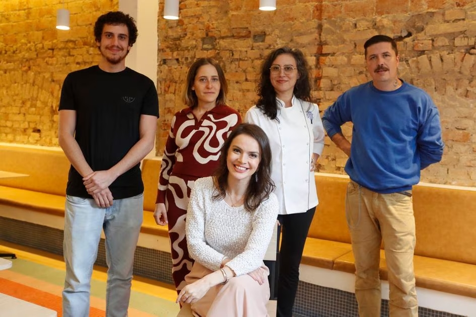 A partir da esq.: Brundo Cindicic, do Olga Ri; Patrícia Helú, chef do Caracola; a nutricionista Edvânia Soares; Luana Budel, da Le Cordon Bleu e Paulo Lemos, da Lano Alto Foto: ALEX SILVA/ESTADAO